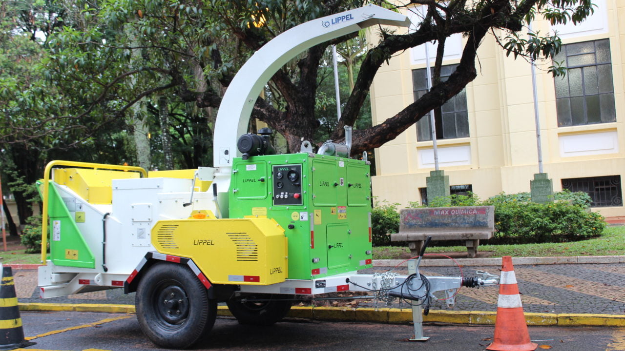 Município adquire triturador móvel de resíduo vegetal