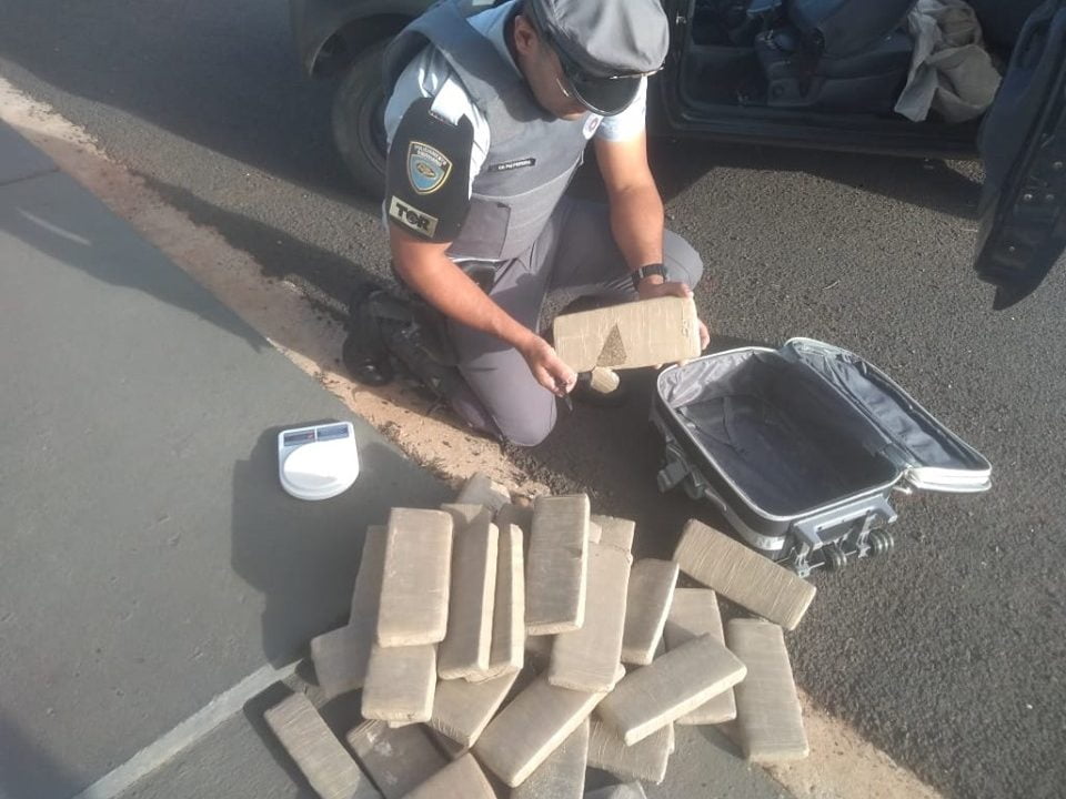 Menor ao volante transportava 38 tabletes de maconha