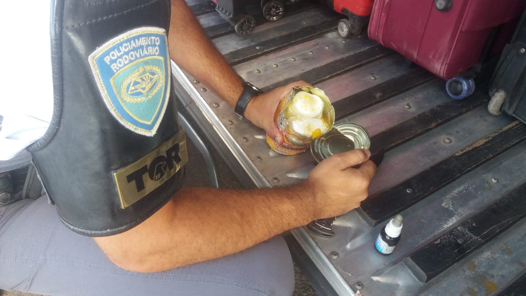 Boliviana é presa transportando cocaína em latas de pêssego