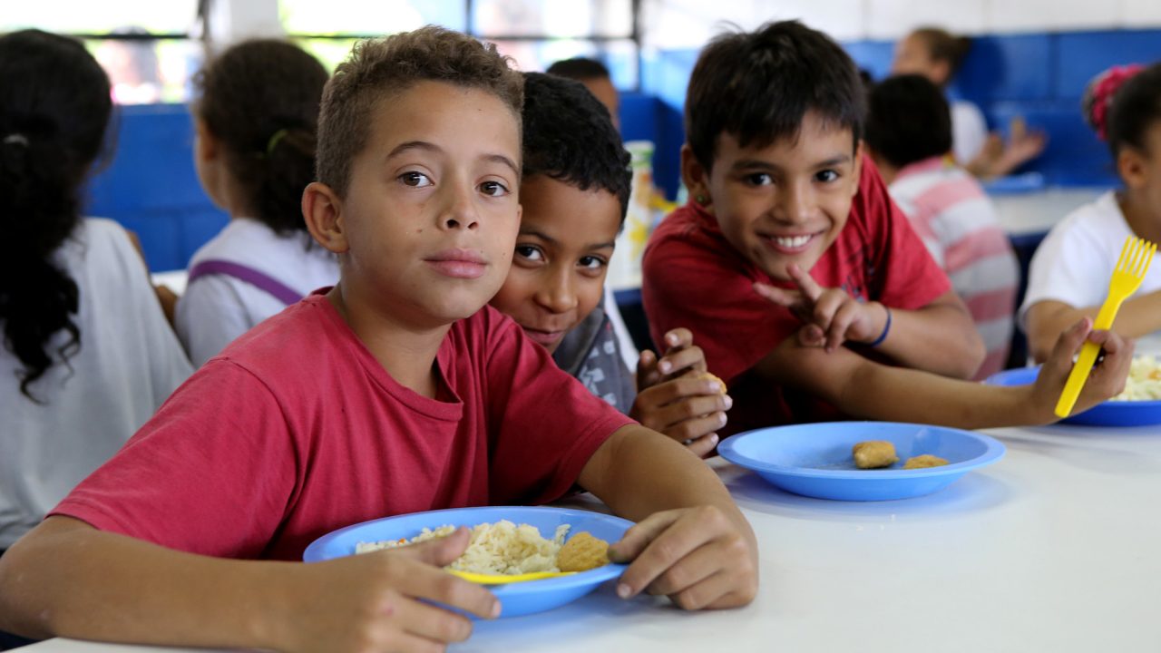 Governo de SP anuncia programa “Merenda em Casa” para 700 mil alunos
