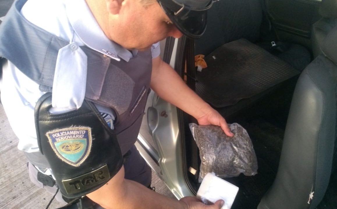 Homem é preso pelo TOR na SP-255 transportando cocaína e skunk