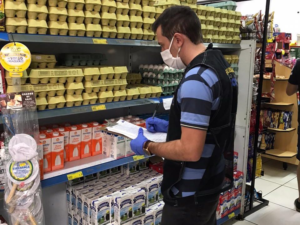 Procon fiscaliza 7 supermercados de Avaré após denúncias de preços abusivos e produtos vencidos