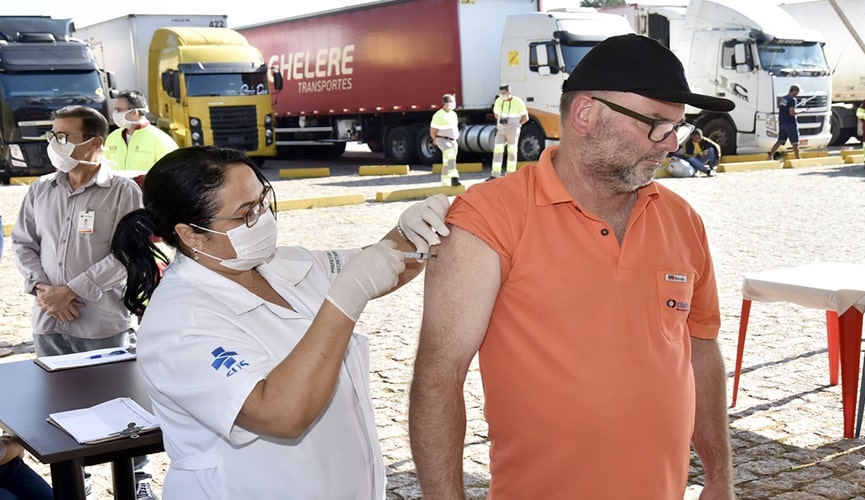 https://www.jornalacomarca.com.br/wp-content/uploads/2020/05/vacinacao-gripe-caminhoneiros-no-posto-graal_c_-8-min.jpg
