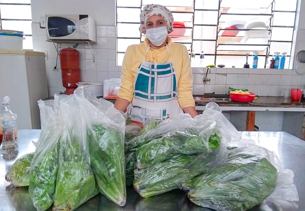 Jovens da Fundação CASA de Cerqueira doam verduras para a Santa Casa