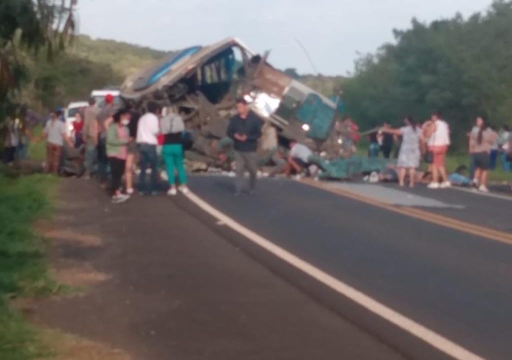 Governo de SP reforça atendimento médico às vítimas da tragédia na SP 249