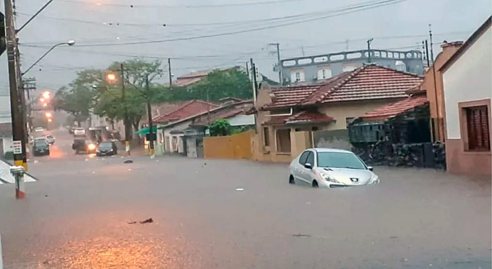 Às vésperas da eleição, enchentes aparecem para lembrar candidatos sobre problema crônico