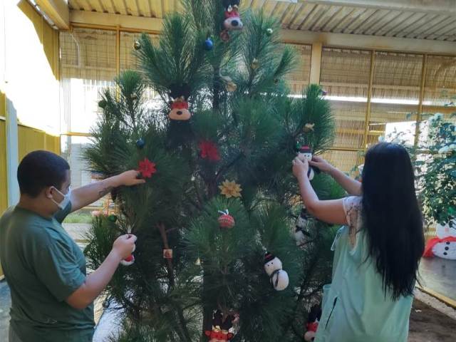 Jovens da Fundação CASA de Cerqueira César participam de oficina de decoração natalina