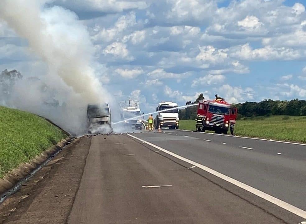Caminhão que transportava cerveja pega fogo na Castello Branco