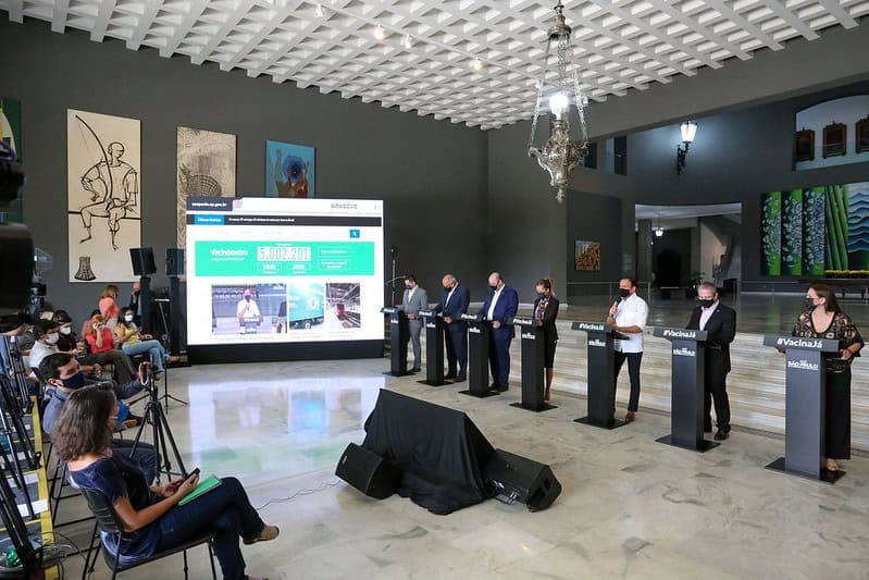 Governo de SP anuncia vacinação de 530 mil profissionais da Educação e forças de Segurança Pública