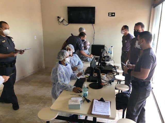 Servidores da segurança pública estão sendo vacinados no 53º BPM/I de Avaré