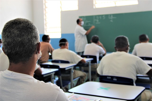 https://www.jornalacomarca.com.br/wp-content/uploads/2021/05/Presos-que-nao-possuem-formacao-escolar-podem-concluir-os-estudos-enquanto-cumprem-pena.jpg