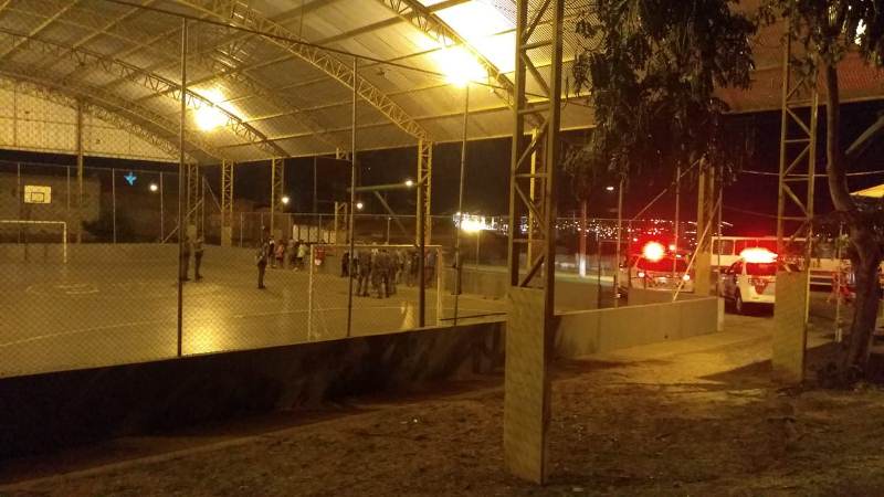 Polícia Militar e Vigilância Sanitária dispersam aglomeração em quadra poliesportiva no Bairro Alto