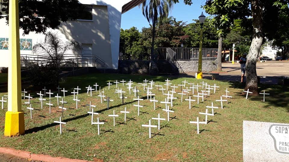 Praça da Concha Acústica tem protesto silencioso pelas vítimas da covid