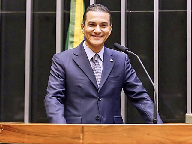 Deputado Federal Marcos Pereira é condecorado com a Medalha do Exército Brasileiro