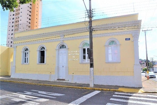 Pais devem se dirigir à escola para assinar termo de responsabilidade