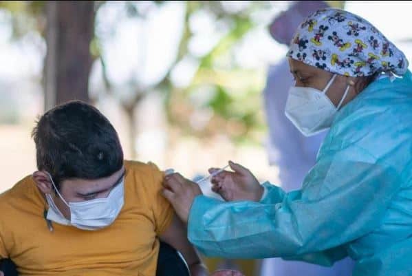 Jovens de 16 e 17 anos com comorbidades e deficiência são vacinados a partir desta quarta, 18, em Avaré