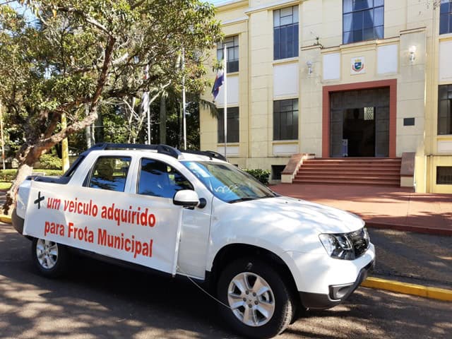 Prefeitura adquire uma picape para fiscalização de obras no município