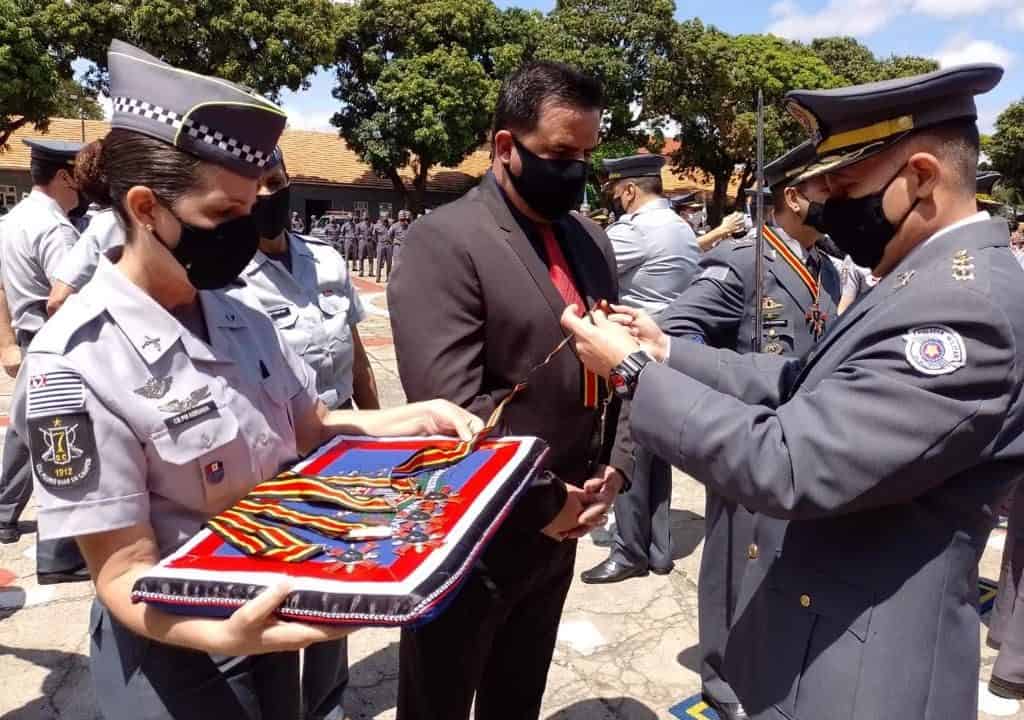 Prefeito Jô Silvestre é homenageado com comenda da Polícia Militar