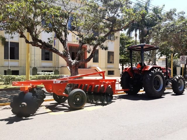 Turismo adquire trator para manutenção do Camping e Costa Azul