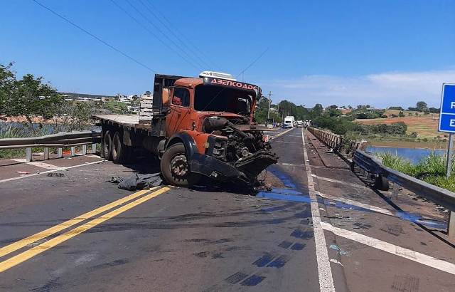 Acidente em ponte interdita trecho da Rodovia Raposo Tavares entre Itaí e Paranapanema