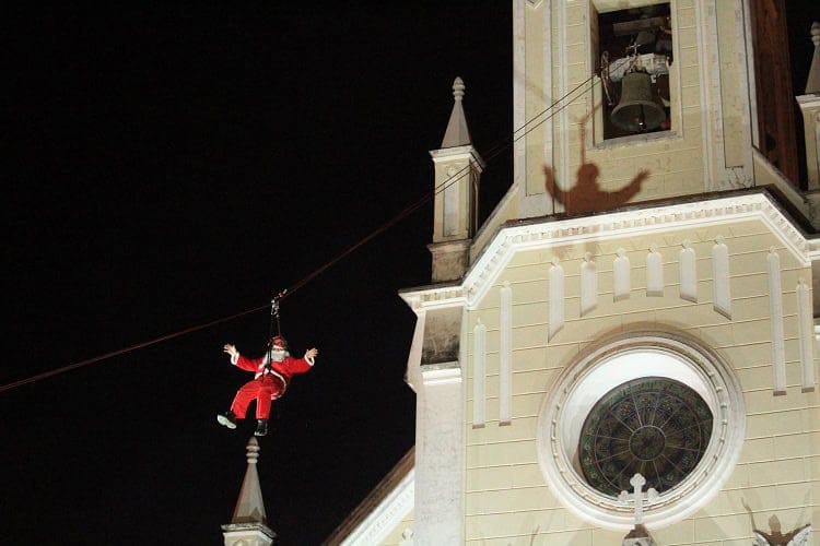 Descida do Papai Noel de tirolesa anuncia chegada do Natal