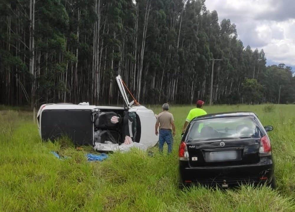 Idosa fica ferida após carro tombar na Rodovia Castello Branco em Itatinga