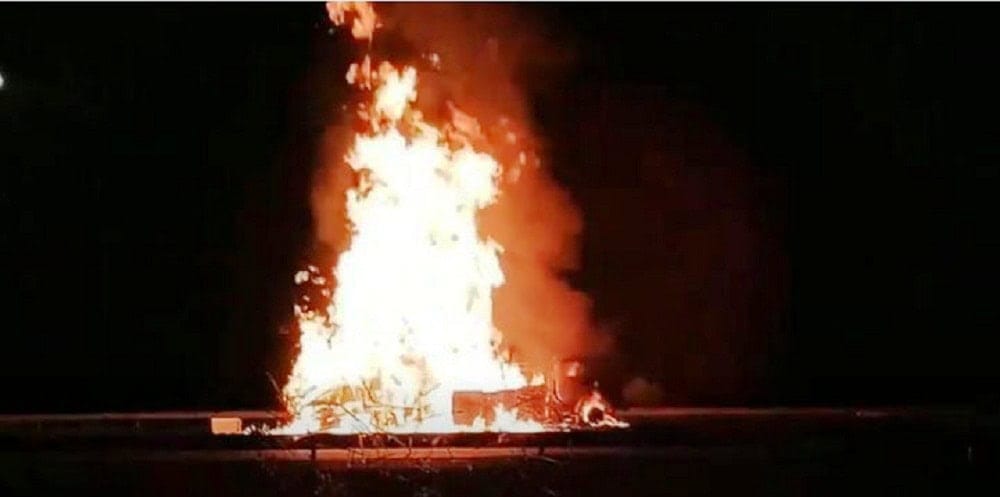 Caminhão com 11 mil litros de álcool pega fogo próximo ao Pedágio de Iaras