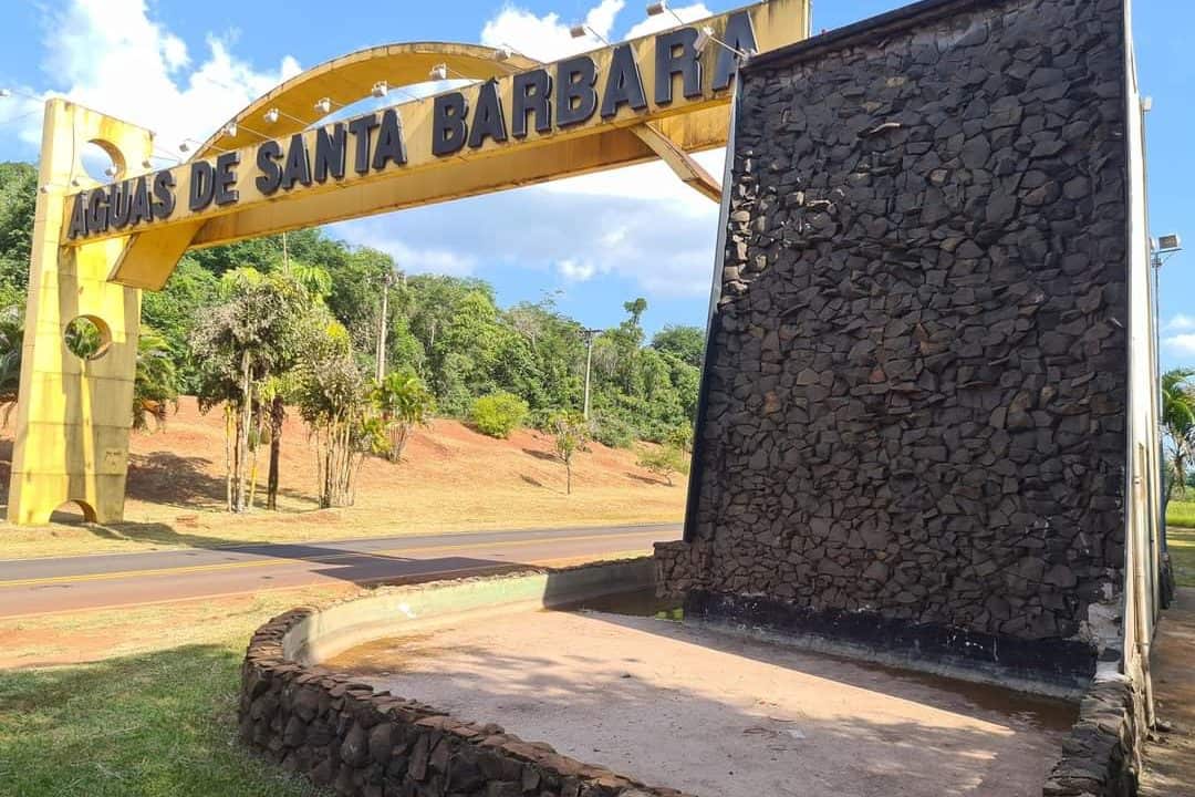 Criminosos voltam a vandalizar Portal de Entrada de Águas de Santa Bárbara