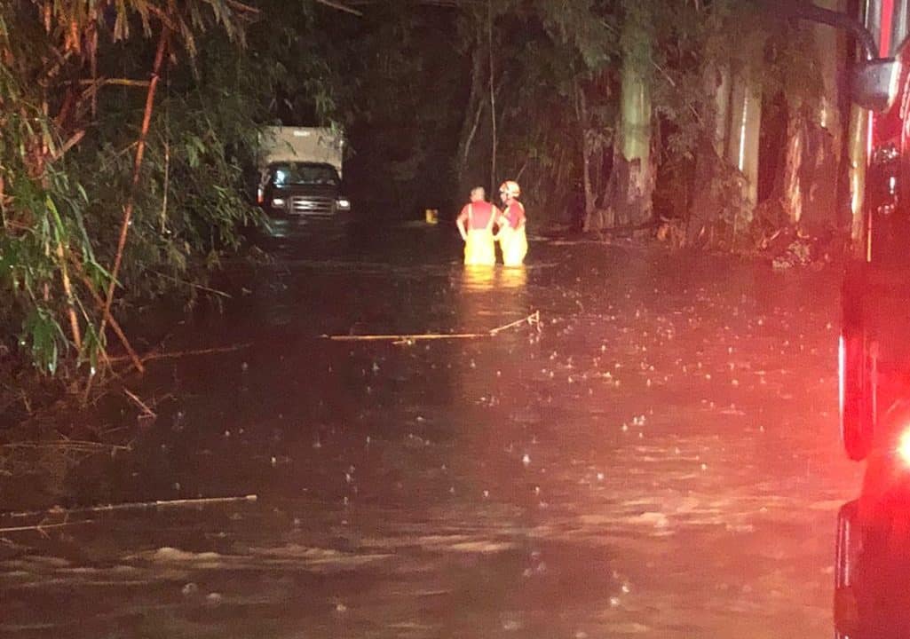 Polícia Militar salva família que ficou ilhada em ponte alagada em Avaré