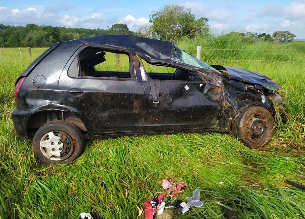 Carro capota e deixa pessoas feridas na SP-255 em Avaré