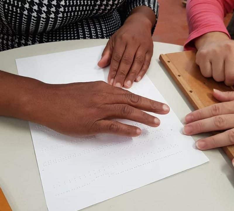 Oficina de Braile e projeto que promove integração social estão com inscrições abertas