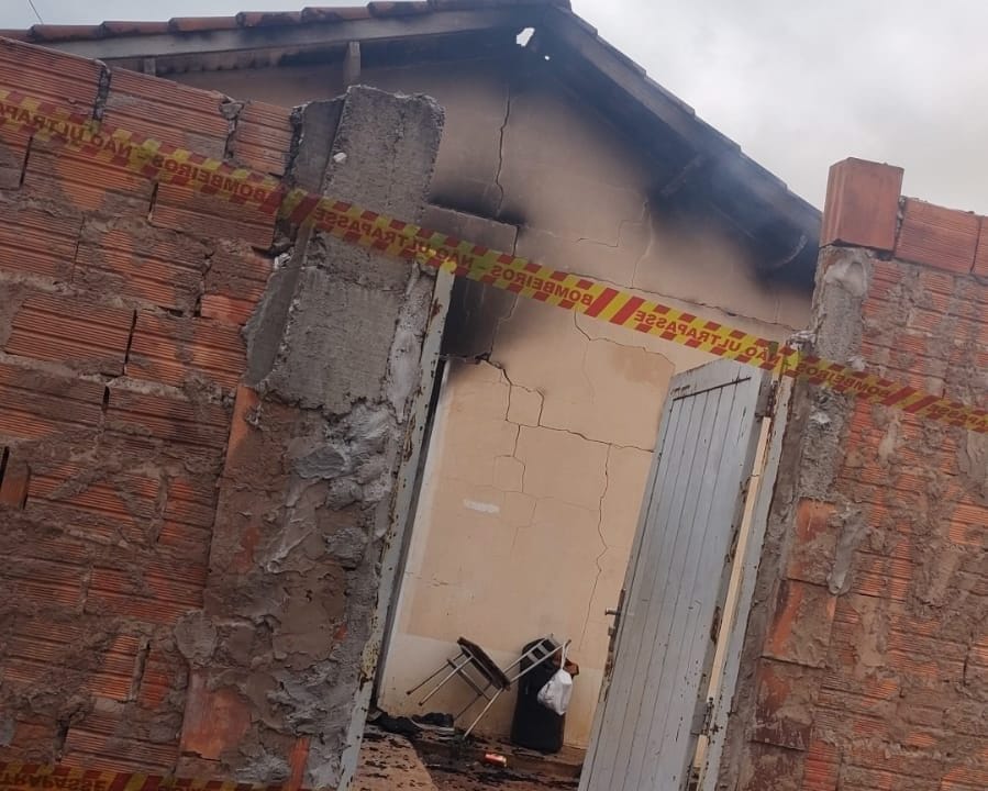 Mulher consegue medida protetiva contra o ex-marido após ter casa destruída por incêndio em Avaré