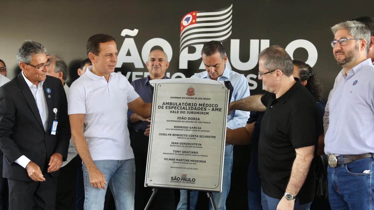 Doria inaugura AME e entrega títulos de imóveis regularizados em Avaré