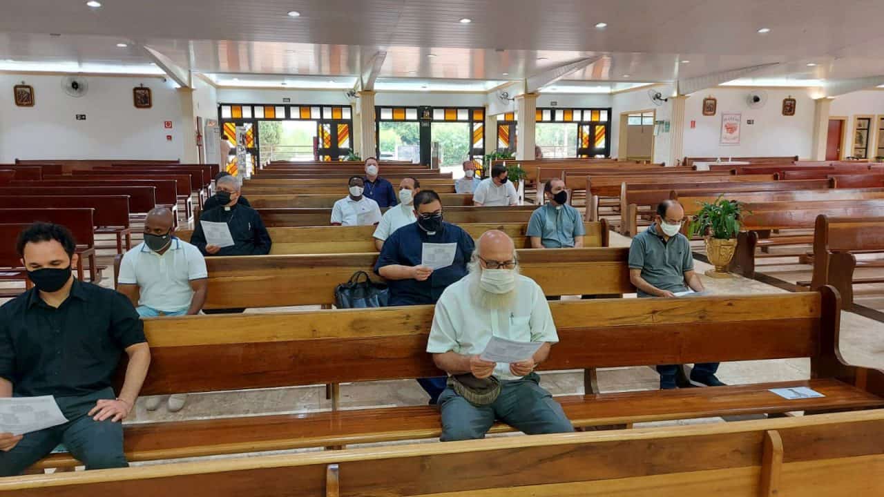 Arcebispo recomenda que católicos continuem usando máscaras nas missas