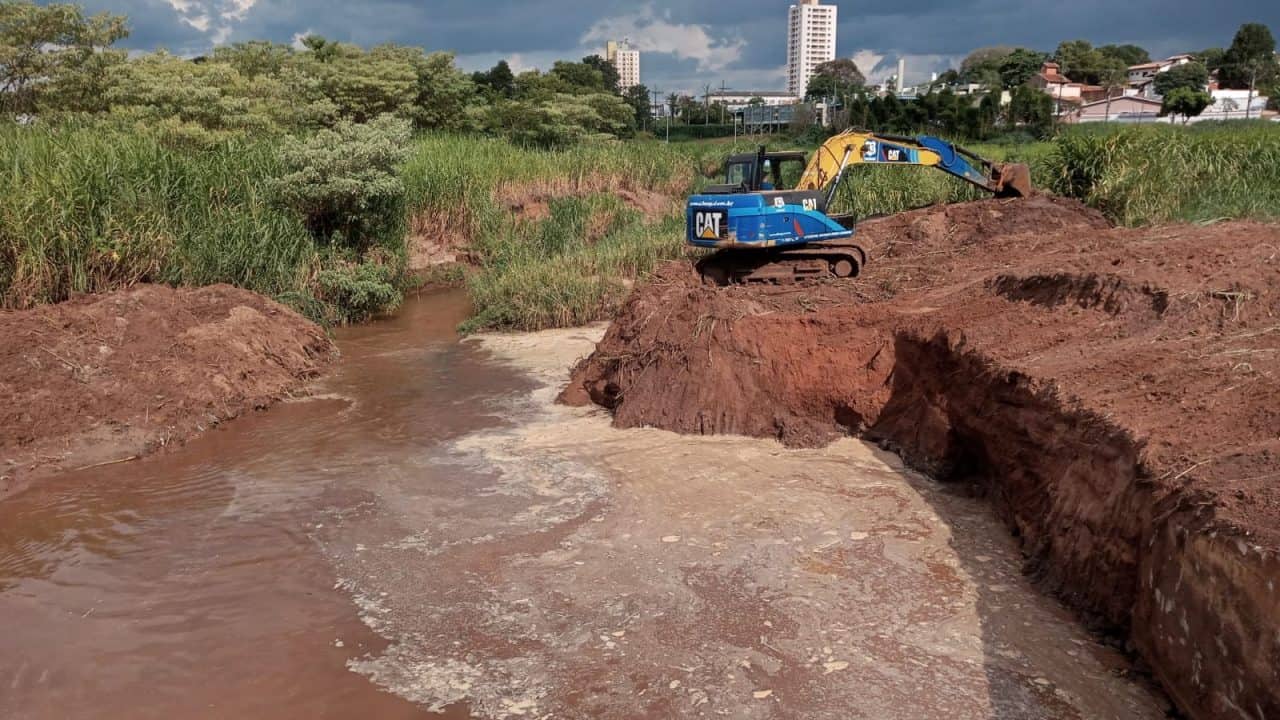 Visando minimizar as enchentes, Prefeitura promove limpeza do Ribeirão Lajeado