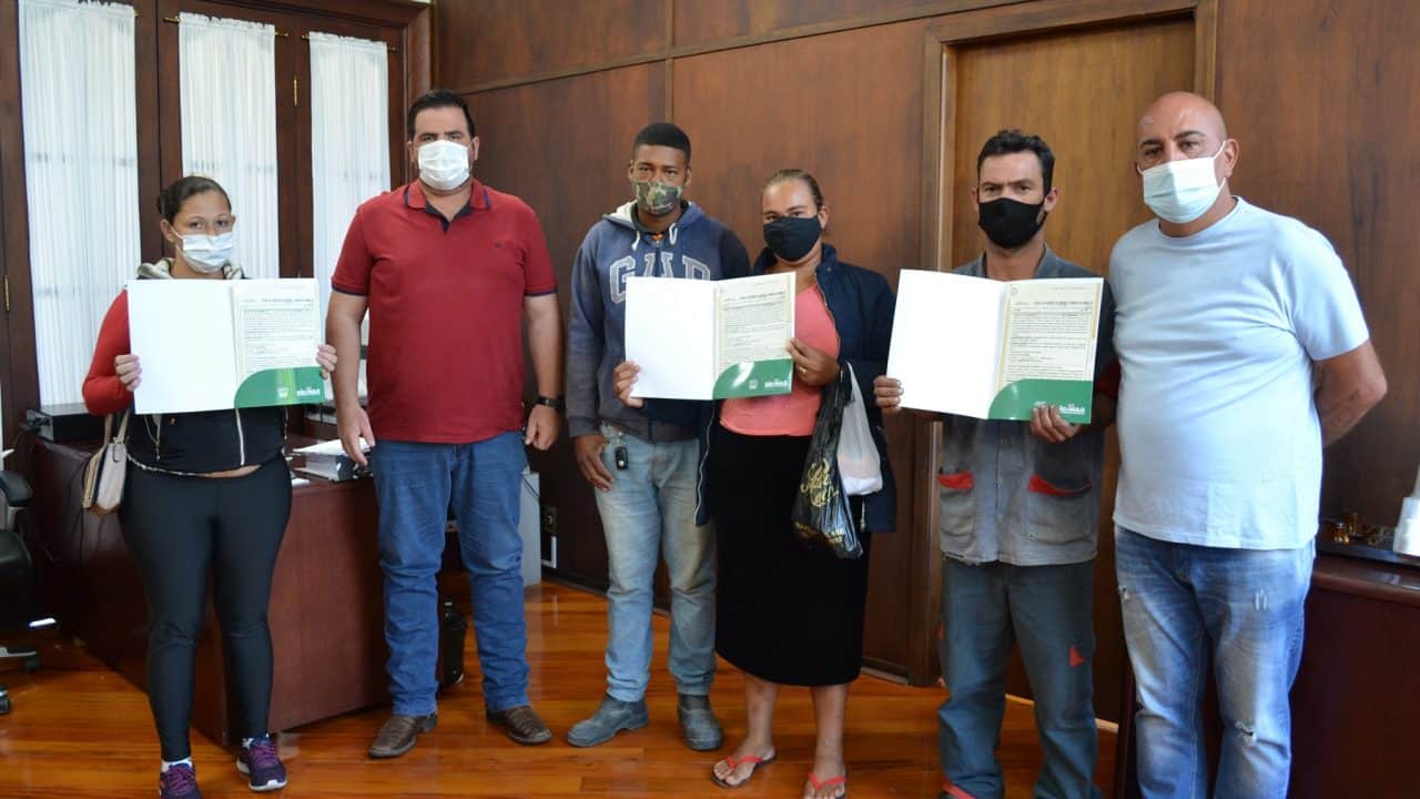 Prefeito Jô Silvestre entrega escritura a moradores da Vila Esperança