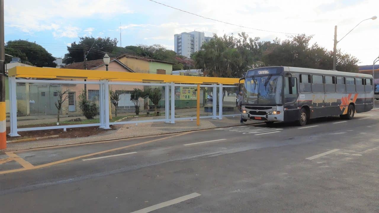 Pontos de ônibus finalmente são instalados na Avenida Major Rangel