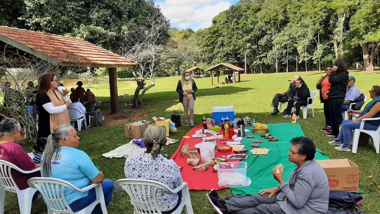 Idosos celebram Dia das Mães com piquenique no Horto “Neto Guazzelli”