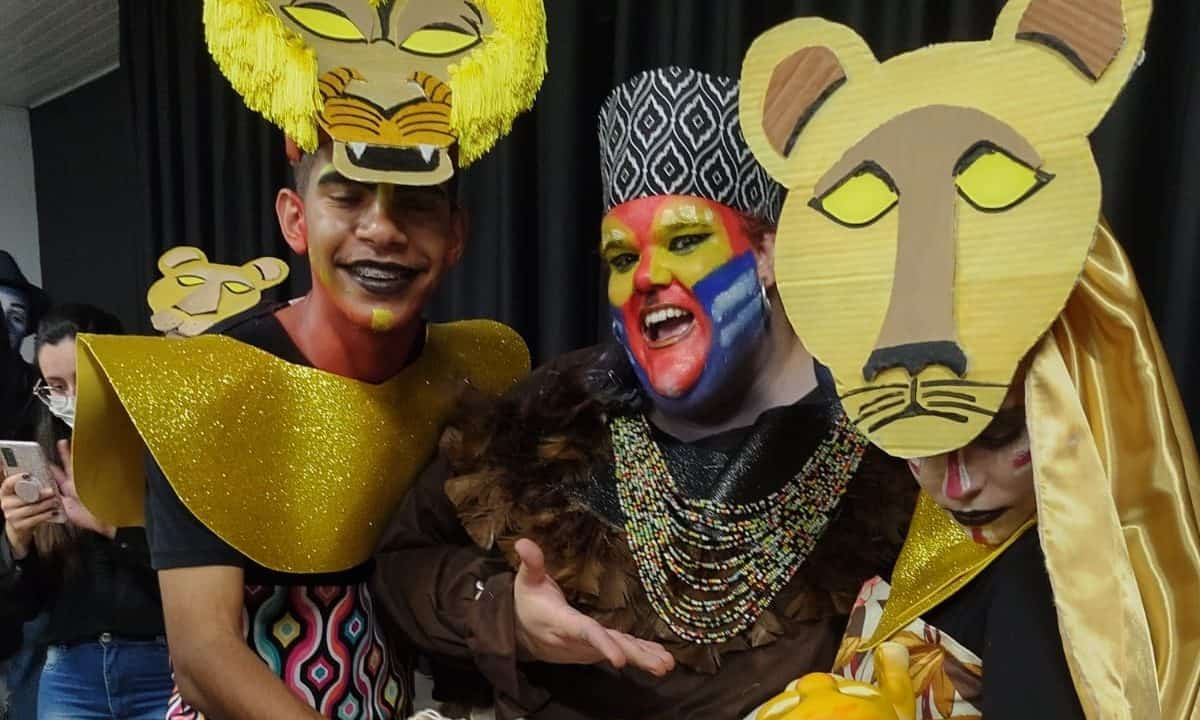 Alunos do “PEI Escola Coronel João Cruz” encenam o espetáculo o Rei Leão