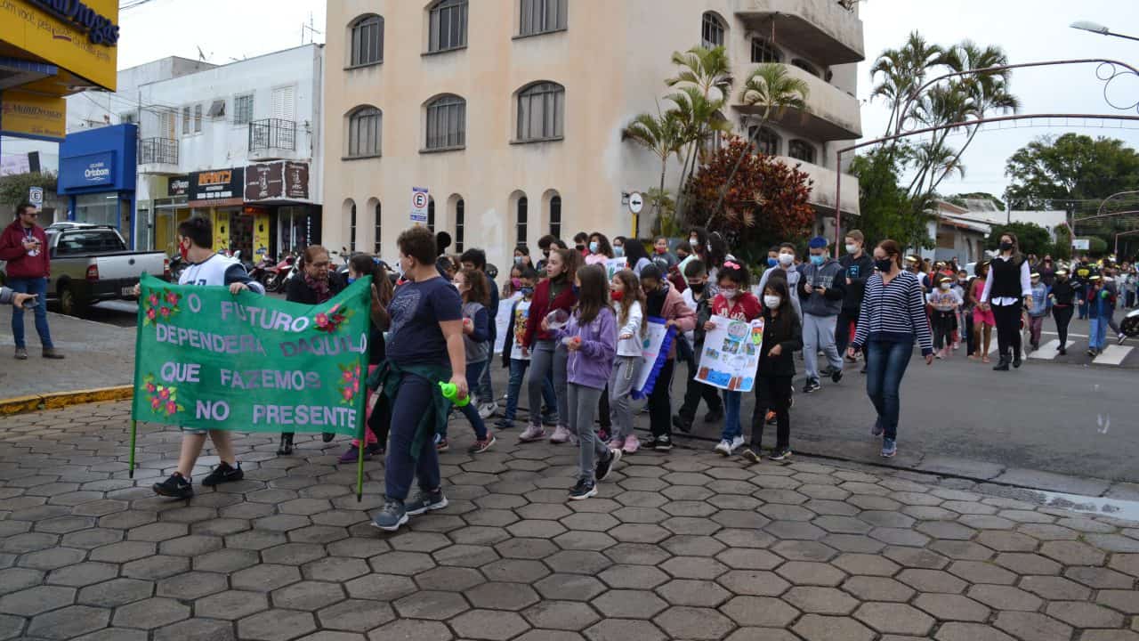 Dia Mundial do Meio Ambiente é celebrado com passeata em Avaré