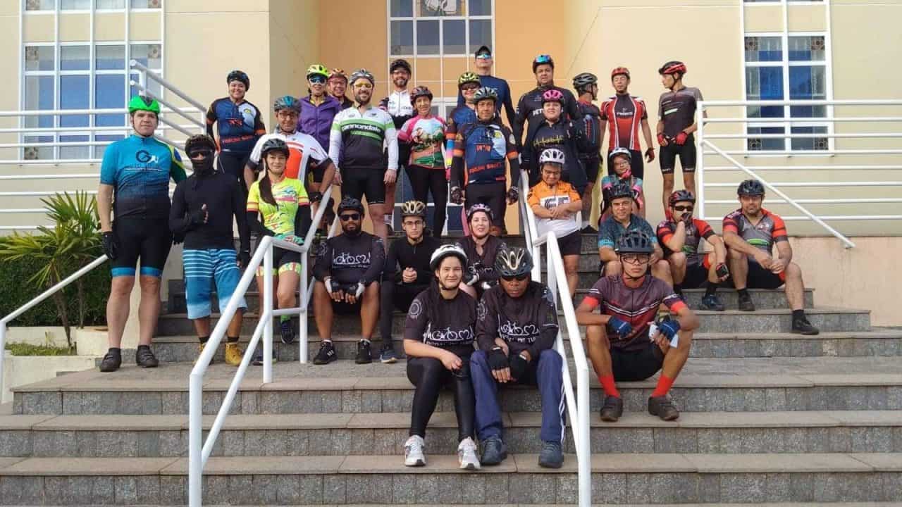 Passeio Ciclístico arrecada sacos de ração para a Ong Amor de Quatro Patas