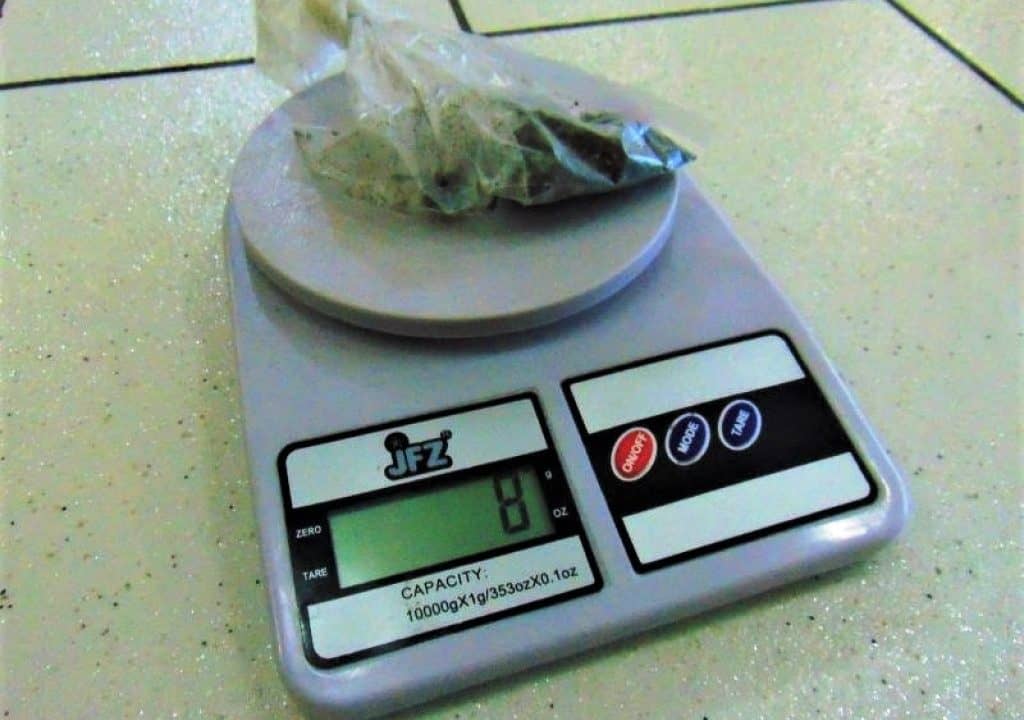 Tênis com maconha é apreendido por agentes do CDP de Cerqueira César