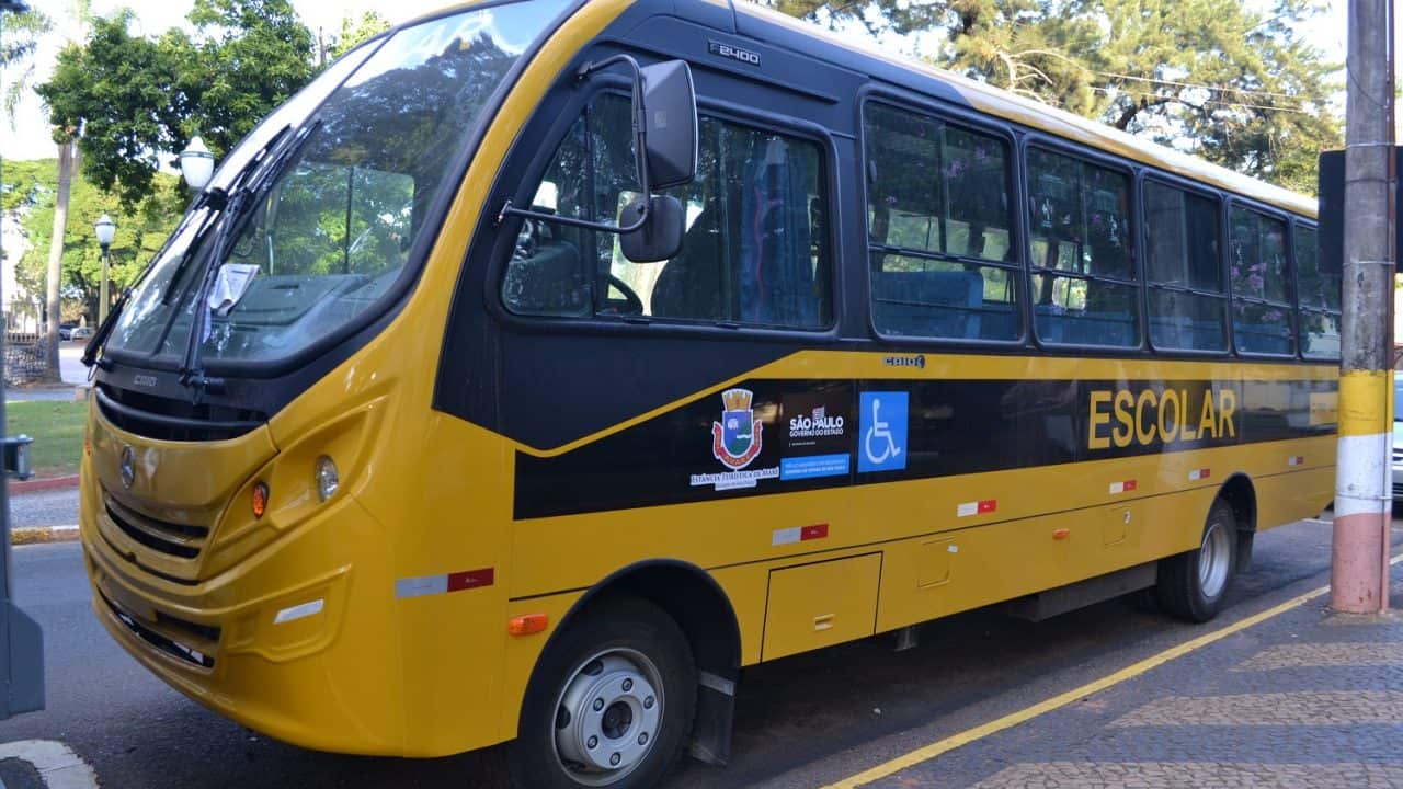 Novo ônibus escolar vai atender alunos da zona rural