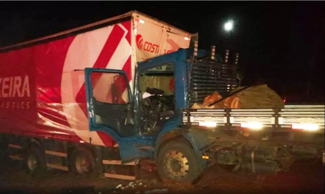 Motorista fica preso às ferragens após colisão traseira entre caminhões em Itaí