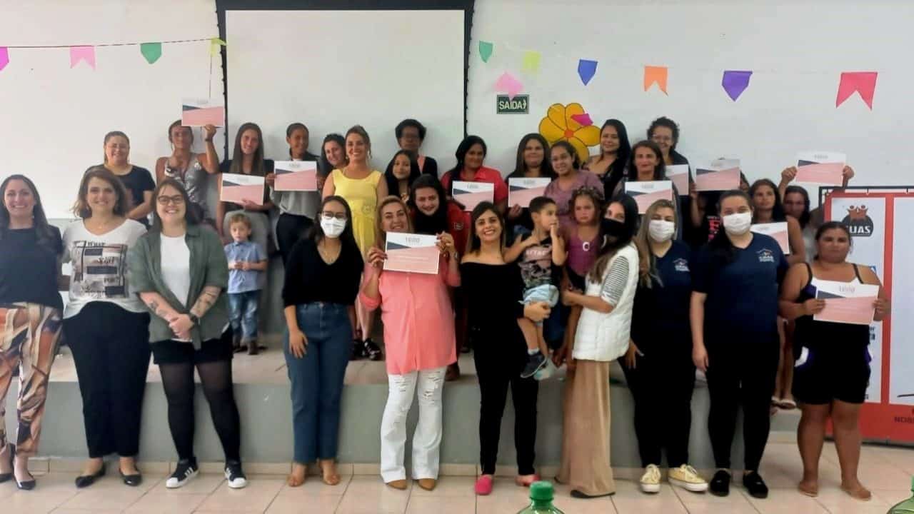 Participantes de curso sobre empreendedorismo feminino recebem diploma