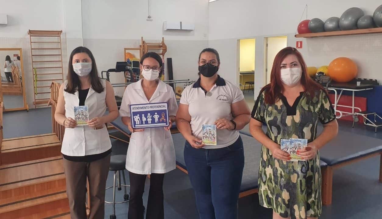 Repartições municipais recebem placas sobre atendimento prioritário a autistas