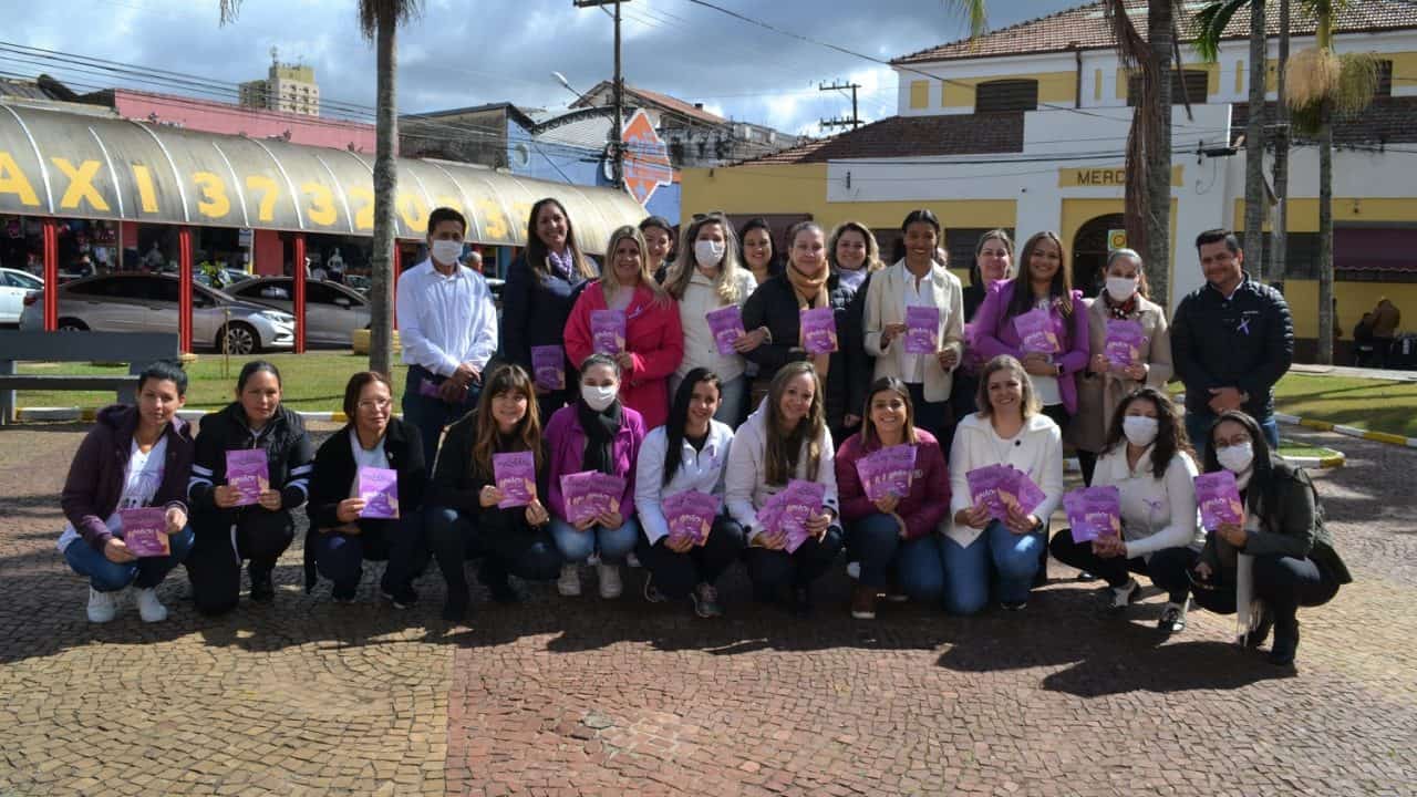 Panfletagem no Largo do Mercado destaca o combate à violência contra a mulher
