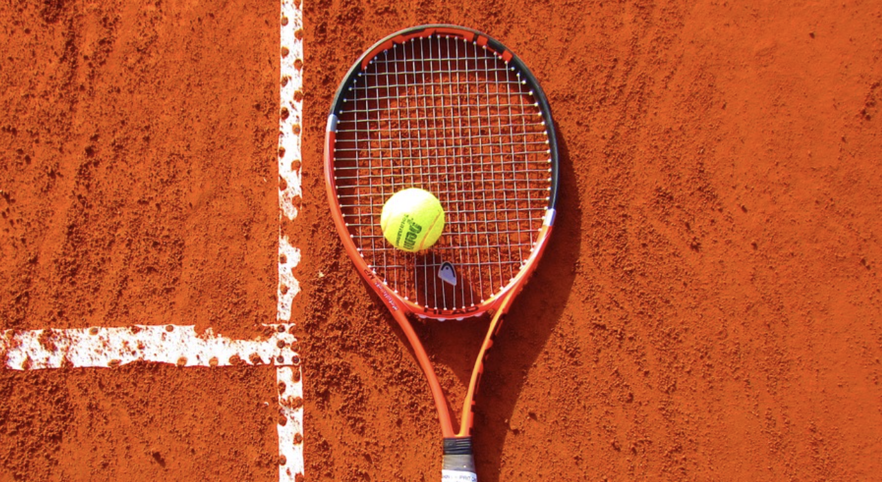Jogos dos torneios de ténis começam quatro horas mais tarde devido ao calor  - Ténis - Jornal Record