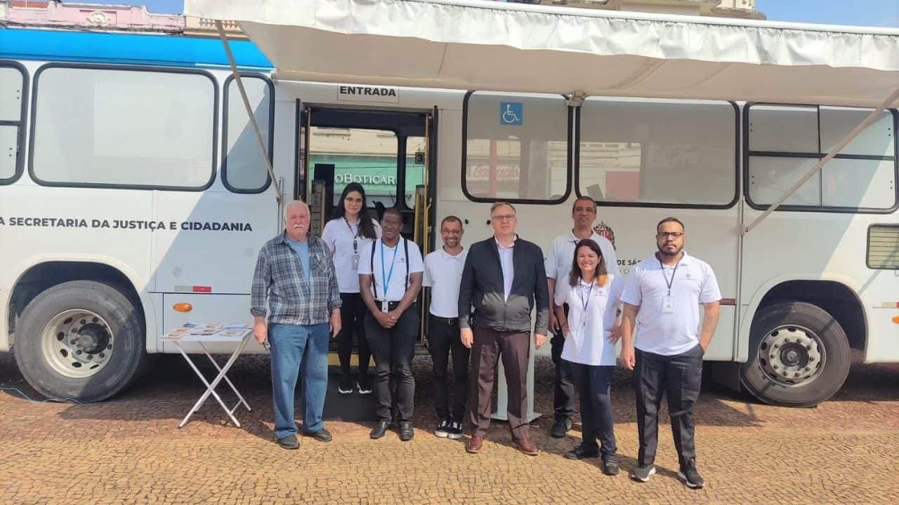 Projeto Cidadania Itinerante realiza atendimento no Largo do Mercado