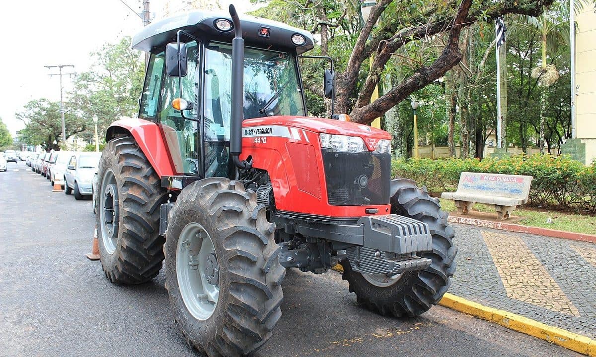 Avaré recebe trator e implementos do Programa Patrulha Rural